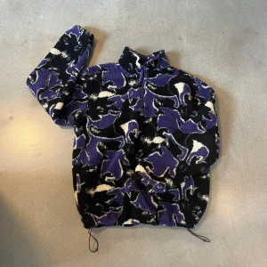 Vailent teddyjacka - Blandning av fleece till vardags o ”jacka”. Riktigt skön. Går att justera bredden längst ned. Köp sker via ”köp nu” funktionen :) 