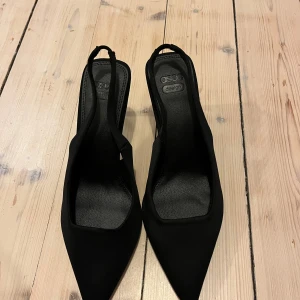 Svarta klackar - Svarta klackar från ASOS som aldrig är använda. Säljs pga glömde skicka tillbaka dem. Nypris: 450 kr