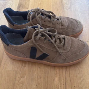VEJA sneakers 46 - Schyssta mocka sneakers från VEJA. Storlek 46. 