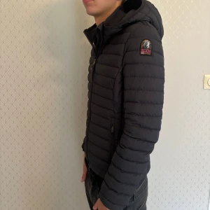 Parajumpers jacka  - Hej. Säljer denna sjukt snygga parajumpers jacka i storlek S. Denna jackan är i sjukt bra skick och knappt använd. Har fortfarande tags och kvitto kvar från NK. Hör av er vid några frågor. 