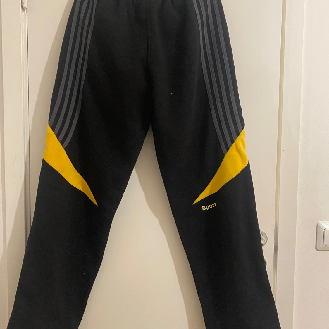 Svart sportväst med gula detaljer - 3