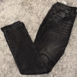Grå jeans från Only & Sons W32 L34 - Snygga grå jeans från Only & Sons i klassisk femficksmodell. Jeansen har en mörkgrå tvätt med lätt slitning och raka ben. Tillverkade i bomull med lite stretch för skön passform. Perfekt för dig som gillar en stilren och enkel look. Hör av er vid fler bilder! Pris kan diskuteras 