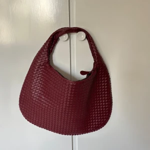 MustHaveBag från DesignBySi - Köpte denna ursnygga väska här på Plick men måste sälja vidare då min dator är för stor. Men en 13tum MacBook får plats. Verkar vara helt oanvänd, så verkligen i nyskick! Ordinarie pris är 605 kr, med andra ord ett riktigt kap! Skriv om du har någon fundering☺️Jag finns på vinted också! @eviktoriaa 