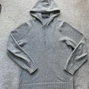 Stickad hoodie  - Storlek L passar M