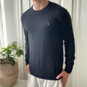 Ralph Lauren sweatshirt svart M - Ralph Lauren sweatshirt svart M, inga defekter. Väldigt skönt material. Modellen är 180,75 kg. 🙏