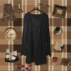 Svart stickad kofta från Lindex - Svart stickad klänning från Lindex i storlek M. Klänningen har lång ärm, v-ringad hals och fina spetsdetaljer upptill. Modellen är kort och har knappar framtill. Perfekt för dig som gillar vintagevibbar och vill ha en mysig, stilren look.