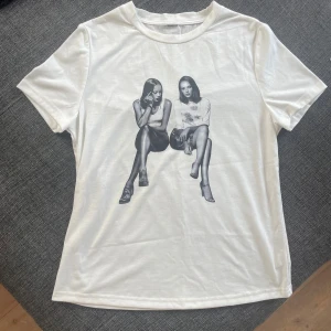 T-shirt med tryck - Så fin, använd 2-3 gånger! Dock förekommer ett fåtal djurhår och någon enstaka sminkfläck vid ”kragen”, men ingenting som inte går att få bort 💓