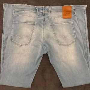 Replay Anbass Hyperflex herrjeans slim fit ljusblå W32 L34 - Replay Anbass Hyperflex herrjeans | W32 L34 | slim fit | skick 9/10, inga defekter | nypris 1900kr | tveka inte på att höra av dig vid frågor🙌
