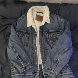 Levi’s jeans jacka - Sherpa jeans jacka från Levi’s i stl XXL vill bli av med den så går absolut att diskutera priset