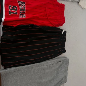 Flera plagg 3shorts+byxa+t_shirt  - Dem är mellan storlek L-XL 