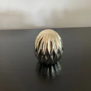 Dekoration - Äggformad silvrig dekoration. Höjd: 7cm.
