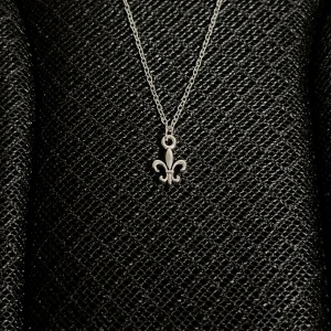 Fleur Minimalist - •	Kedja: 50 cm 	•	Hängsmycke: 1 x 0.5 cm 	•	Rost- och nickelfritt rostfritt stål