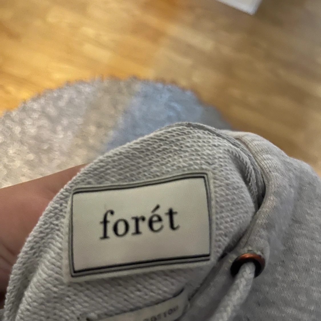Grå hoodie från Forét med huva - 2