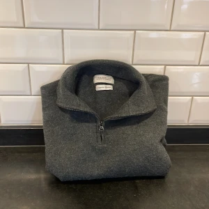 These glory days Tröja - Hej säljer nu min fett zip up från These Glory days som e är str men e väldigt liten i storlek så passar S, Den är i 8/10 skick bara att skriva vid frågor eller funderingar 