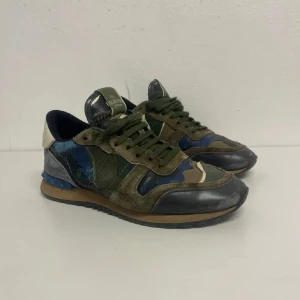 Valentino Rockrunner sneakers camouflage - Ett par riktigt feta valentino Rockrunners i storlek 41. Bra skick, 7/10. Dessa skor är ett perfekt par inför lite kyligare väder. Hör av dig vid vidare funderingar!