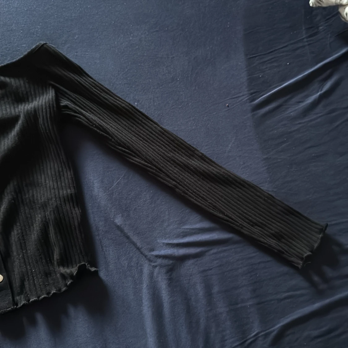 Svart ribbad offshoulder topp - 2