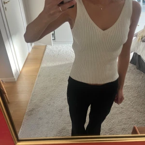 Vit ribbad linnetopp från Mango - Jättefin topp från mango!