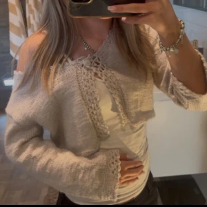 beige stickad kofta/bolero💞 - säljer denna jätte söta stickade koftan❣️säljer den pga att den inte kommit till användning, den är köpt begagnat men är i bra skick och inga fläckar osv!💕