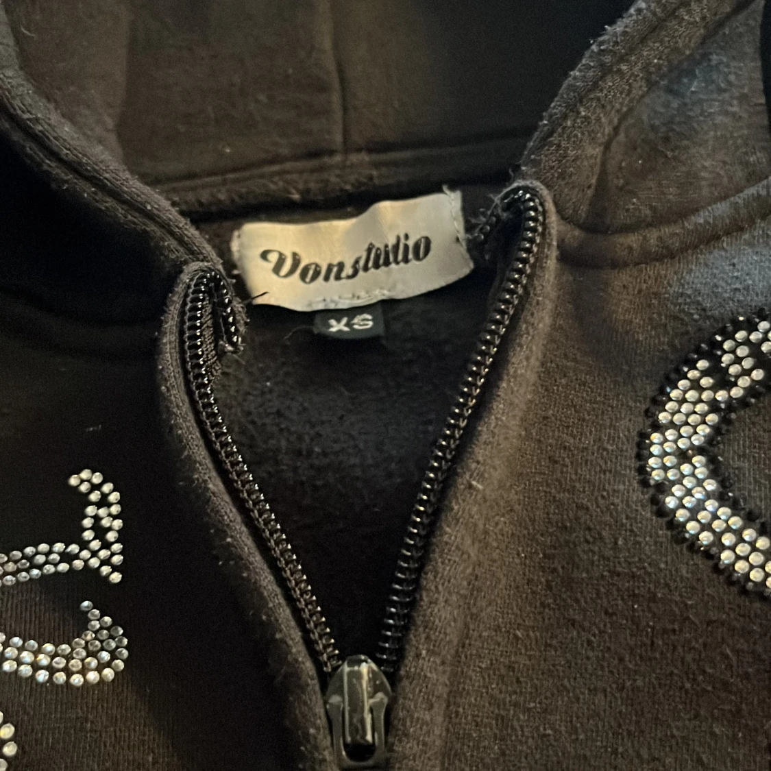 Svart hoodie med paljetter från Vonstudio - 1