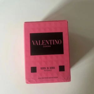 Valentino donna born in roma intense - Helt ny Valentino intense parfym, precis tagen ur förpackningen och endast testad. I 100 ml.