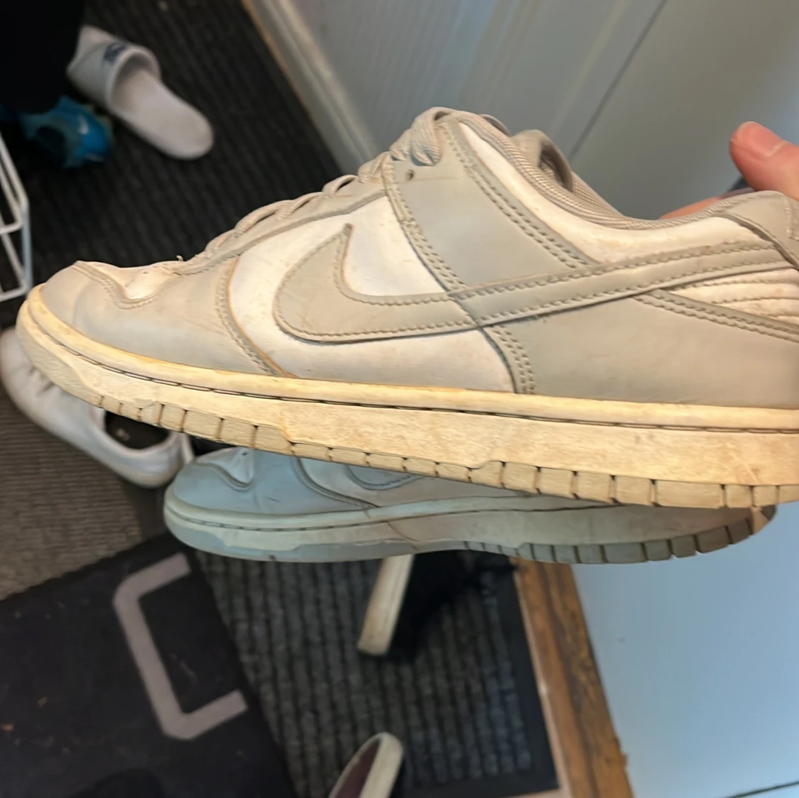 Nike Dunk Low i beige skinn