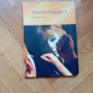 Specialpedagogik 1 - Specialpedagogik 1 är en kursbok som ger dig en introduktion till specialpedagogik och dess betydelse i samhället. Perfekt för dig som vill förstå och arbeta med människor med olika behov. Passar dig som pluggar vård, omsorg eller barn och fritid. (Kan innehålla anteckningar)