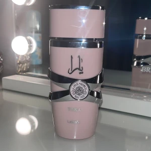 Lattafa Yara Eau de Parfum - Säljer en Lattafa Yara Eau de Parfum som jag inte  längre använder.  Den kombinerar blom- och fruktnoter. Perfekt för dig som gillar unika och eleganta parfymer.