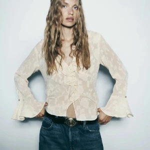 Blus från Zara - Superfin blus från Zara. Använd 1 gång🤍