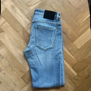 Neuw jeans - Snygga ljusblå jeans i modellen Lou Slim med klassisk femficksdesign och smal passform. Jeansen har normal midja, bälteshällor och dragkedjegylf. 