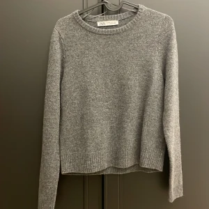 Grå stickad tröja från Zara - Mysig grå stickad tröja från Zara i storlek S. Använd 1 gång 