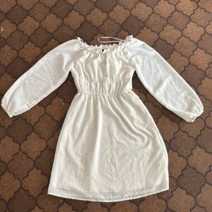 Klänning - Söt klänning från H&M. Dubbeltyg så ej genomskinligt. Den kan bäras som off shoulder och ”vanligt”. Använd ca 2 gånger och superfint skick. Skriv för fler bilder och frågot 💓