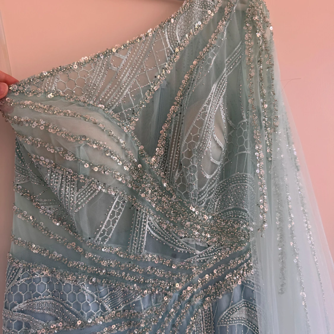 Ljusblå glittrig långklänning oneshoulder - 1