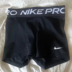 Nike Pro svarta träningstights shorts XS - Svarta Nike Pro shorts. Tillverkade i Dri-FIT material som andas och transporterar bort fukt, perfekta för intensiva träningspass. 