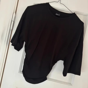 Svart t-shirt  Gina Tricot - Svart t-shirt från Gina Tricot i storlek XS. 