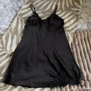 Svart satin slipklänning med spets - Svart sov klänning  🖤 använd ca 1 gång och storleken passar mellan XXS till M 