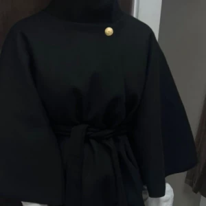 Missäy poncho, Blair jacket  - Använd typ en gång. Kommer aldrig till användning. Mycket fin, precis som ny. Pris kan diskuteras vid snabb affär!