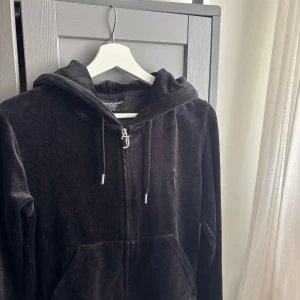 Juciy C tröja  - Säljer denna sköna tröja ifrån Juciy som ej används, fick när jag fyllde år men använt ungefär 3-4 ggr🩶