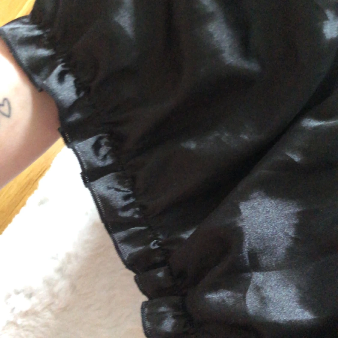 Svart satin  kort topp med volang - 2