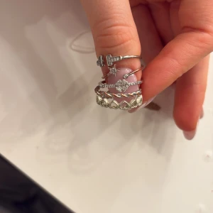 Ringar  - Hej säljer några ringar som inte kommer till någon användning längre tyvärr så skriv för fler bilder går o köpa en och en eller alla eller bara några tillsammans så de är bara o höra av sig köparen står för frakten  OBS stjärn ringer finns inte kvar 
