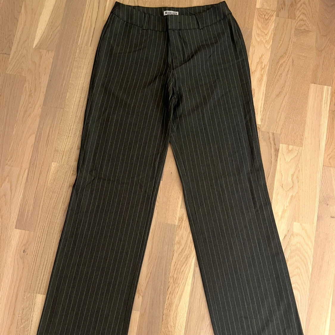 Svarta kostymbyxor med ränder från MadLady