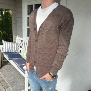Cardigan Homebound - Säljer nu denna snygga kofta från Homebound för skampris! Pga ingen använding! Den är i nyskick och väldigt snygg och skön! Modellen på bilden är 1,83cm och väger 73kg🕺 Hör av dig vid vidare fundering🤝