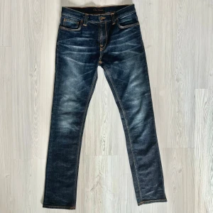 Nudie Jeans - Tja säljer nu ett par Nudie Jeans i storlek W31 för endast 499kr! Pris är ej hugget i sten, hör av er i dm vid funderingar 🙌Midjemått 78cm (W30-31), storlek på lappen är W32, totallängd 104cm. Modellen heter Tube Tom.