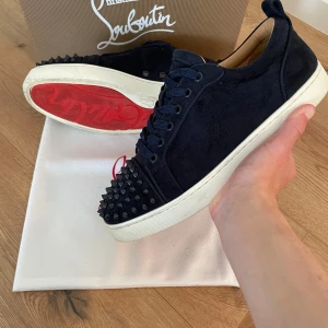 Christian Louboutin - Christian Loubotin storlek 42. bra skick, vid mer frågor skriv i dm. priset kan diskuteras vid snabb köp.