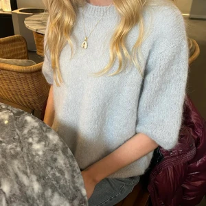 Mohair knit t-shirt  - Säljer min grå mohair tröja från design by si. Det är en onesize storlek som passar ungefär xxs-s 