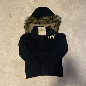 Klassiska hollister jacka/kofta - PM för mer info