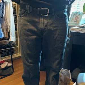 Svarta straight jeans från H&M - Säljer ett par svarta jeans från H&M med klassisk femficksdesign och rak passform. Jeansen har en mörk tvätt och är tillverkade i slitstarkt denim. De har normal midja och är perfekta för en chill och stilren look. Pris kan diskuteras!