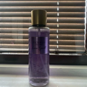 Victoria's Secret Love Spell mist - Populär body mist från Victoria's Secret i doften Love Spell. Perfekt för dig som vill fräscha upp dig snabbt. Volym: 250 ml.