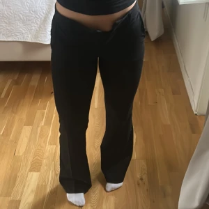 Lågmidjade kostymbyxor  - Svarta kostymbyxor från Nelly som tyvärr blivit lite för små för mig. Lite slitna längst ner men inget som syns när man har på sig dem 🫶