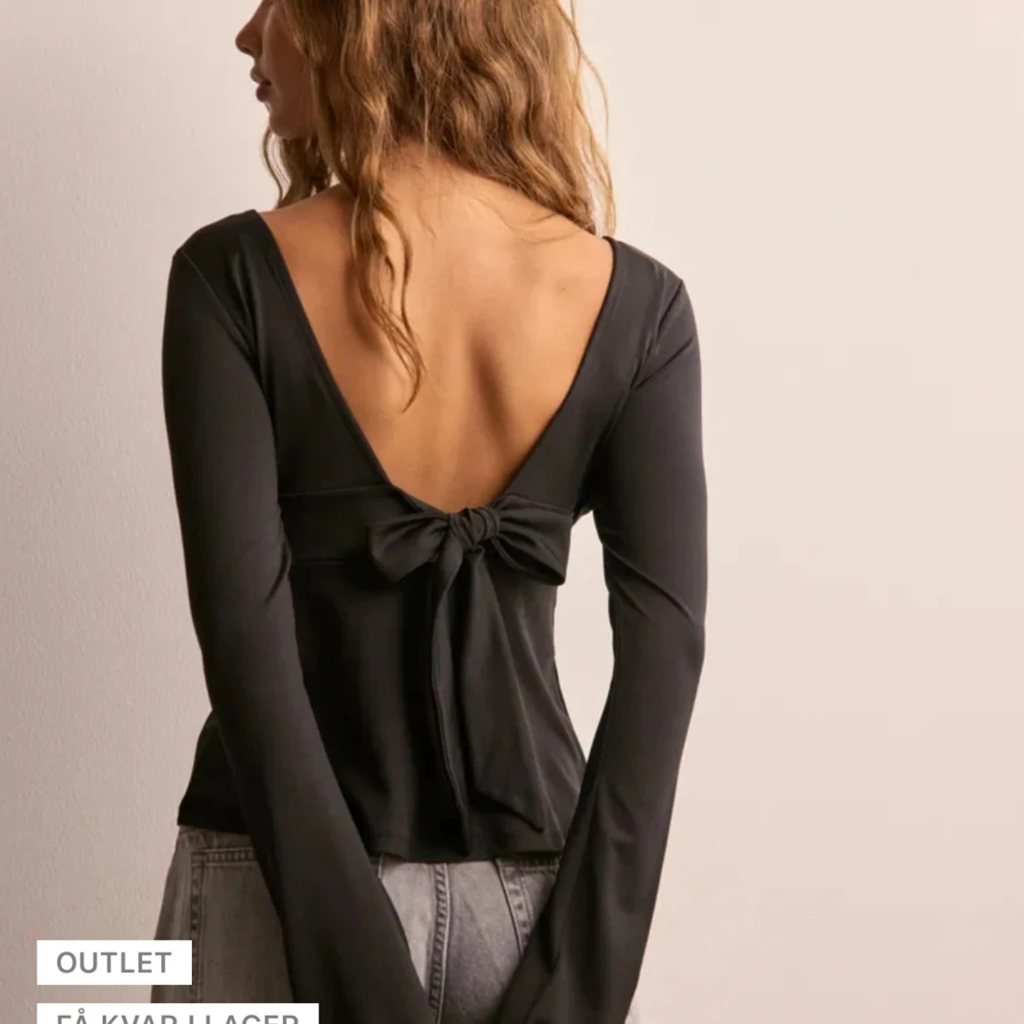 Svart omlottopp med rosett från Nelly - 1