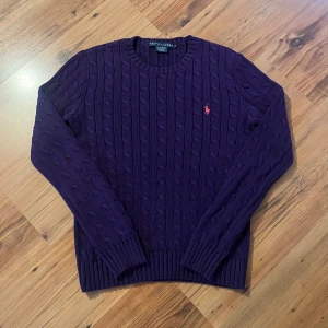 Mörkblå kabelstickad tröja Ralph Lauren - Säljer en mörkblå kabelstickad tröja från Ralph Lauren i 100% bomull. De står size M, men den sitter mer som S eller XS för dig som är runt 160-170 skulle jag säga. Den är i mycket väl skick och knappt använd. Hör av er 🫡